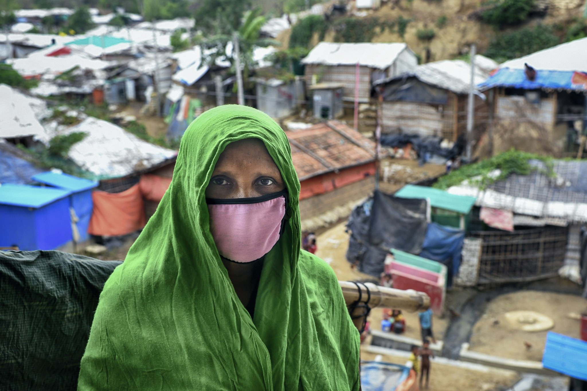 65歲的Zahera Khatun早前患上感冒，且剛剛得知難民營內出現首宗新冠肺炎確診個案，加上風暴可能會引致山泥傾瀉，令她倍感擔心。（攝影︰Fabeha Monir / 樂施會）